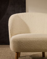 Кресло Ulit из белого букле с ножками из бука в натуральной отделке