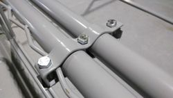 Соединение модулей хомутами батутной арены "ЗВЕЗДА"