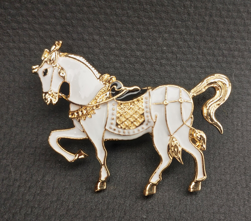 Брошка "Белая лошадь лошадка ". Женская брошь,украшение.Подарок на новый год. Символ года