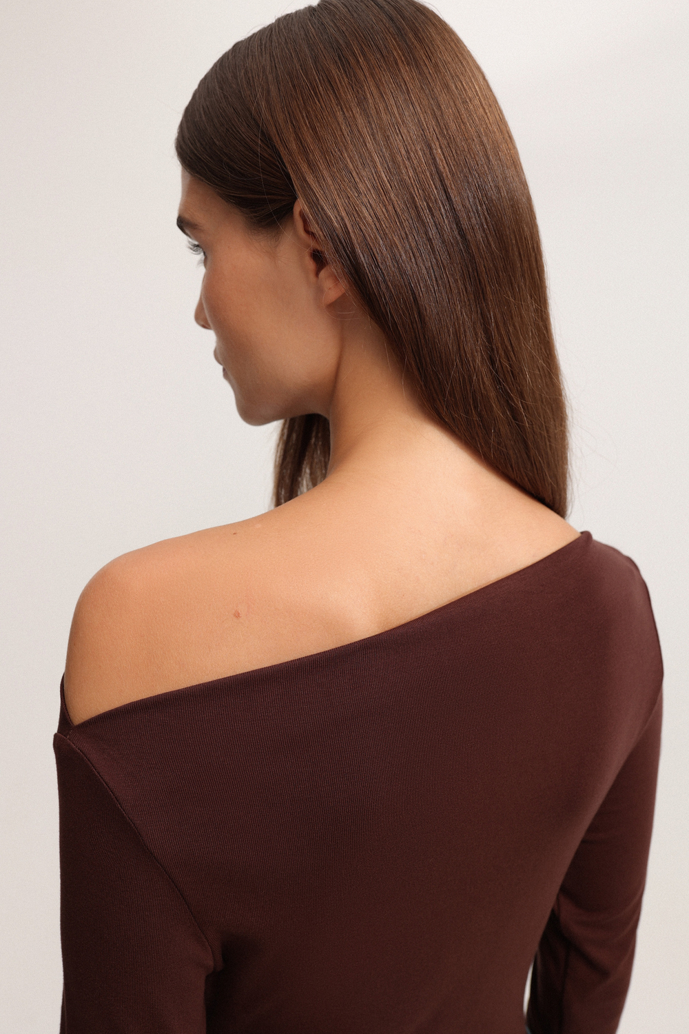 Лонгслив с асимметричным вырезом