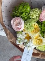 Сборный букет из гортензии, маттиолы, кустовых пионовидных роз, ранункулюсов и вибурнума