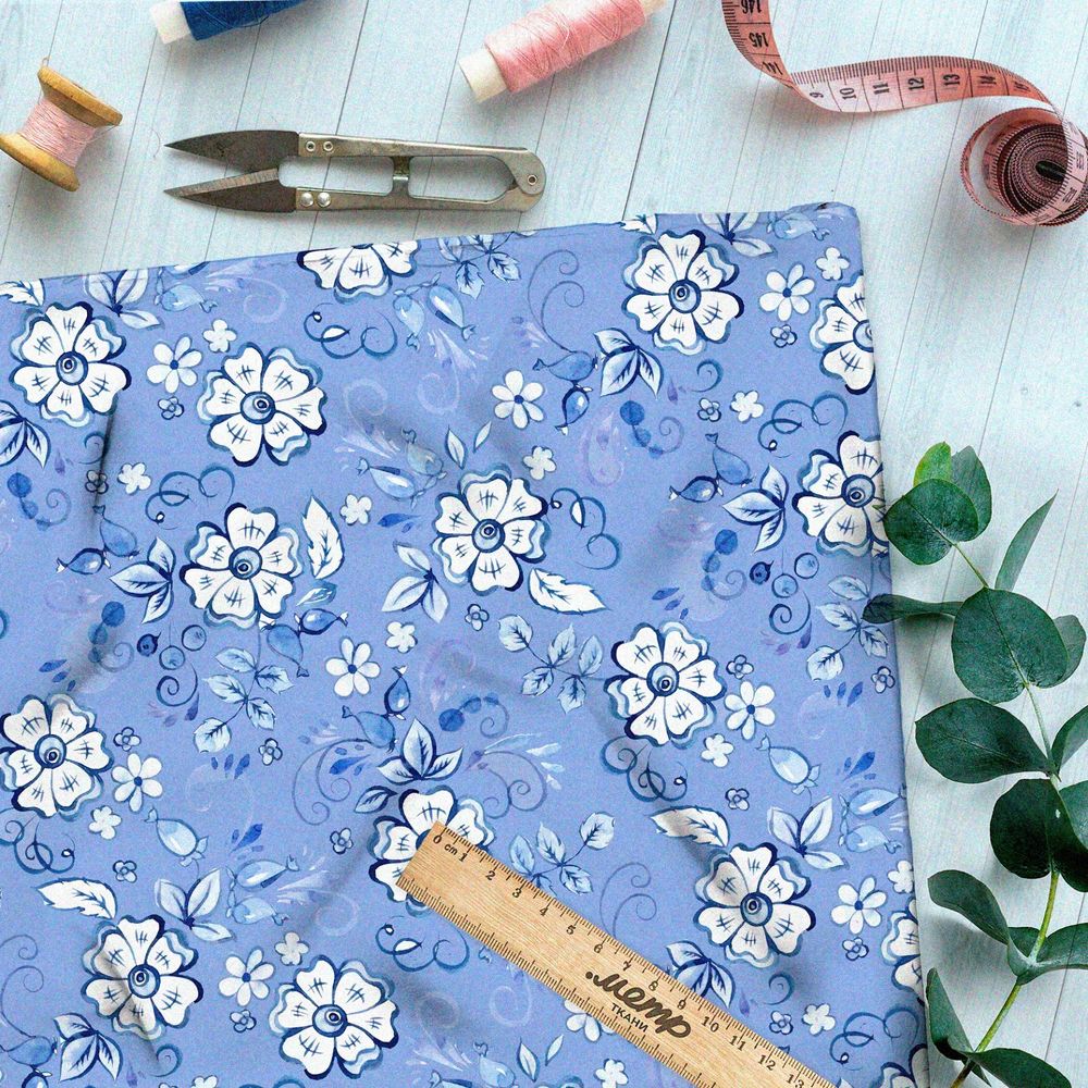 Ткань муслин редкие элементы гжели на голубом фоне