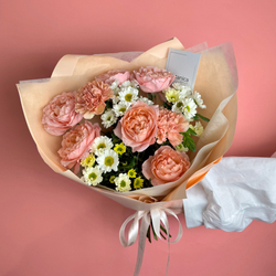 Авторский букет с кустовой розой Джульетта , хризантемой сантини и диантусами