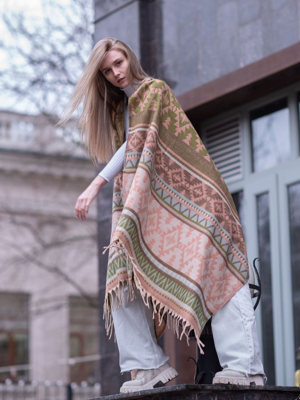 Теплый палантин с орнаментом