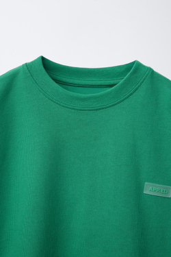 ZARA ФУТБОЛКА ИЗ ПЛОТНОГО ДЖЕРСИ С ПРОРЕЗИНЕННОЙ НАШИВКОЙ, ЗЕЛЕНЫЙ