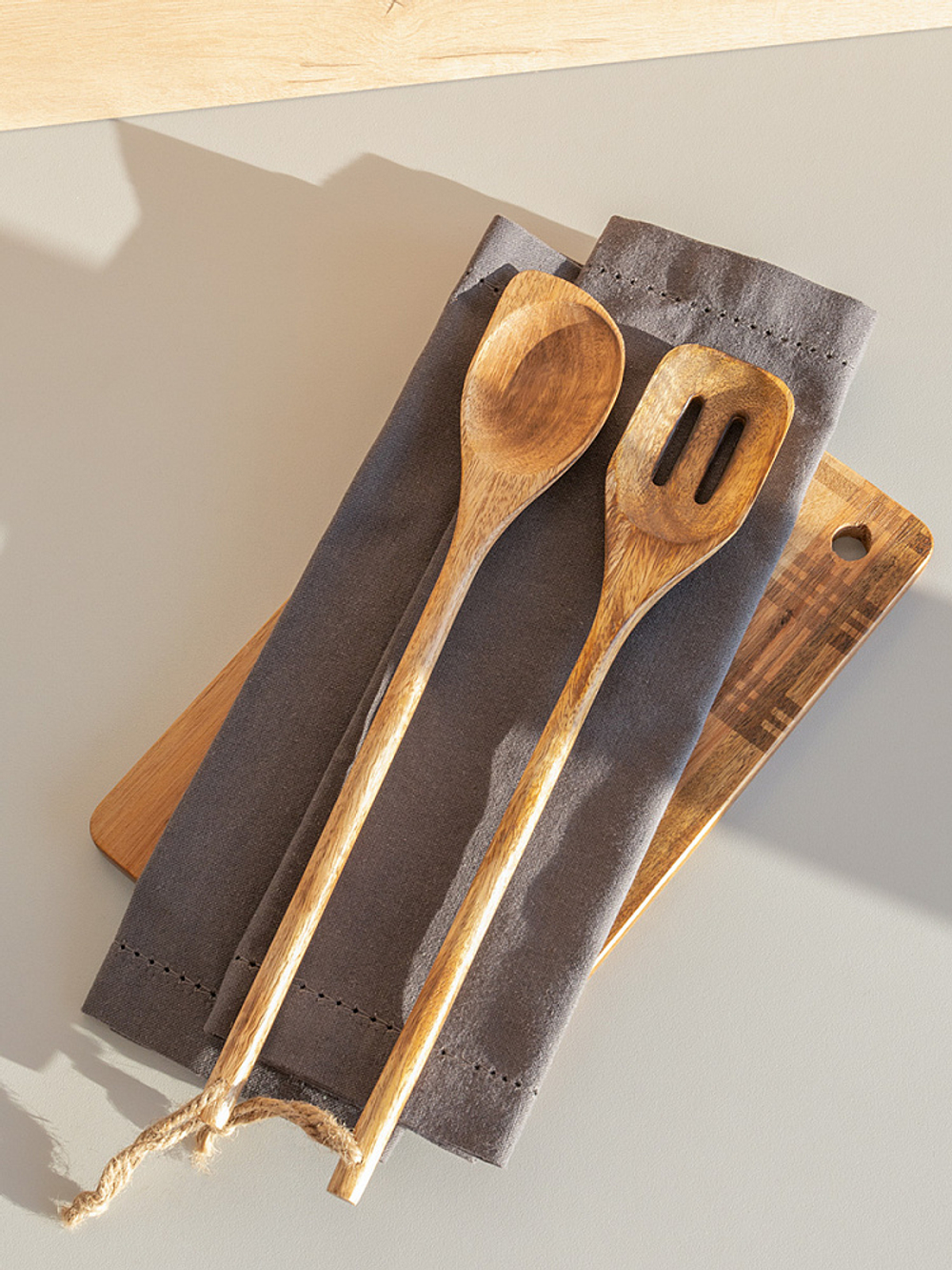 Ложка сервировочная/для приготовления DeNASTIA скошенный край, манго 35x6 коричневый