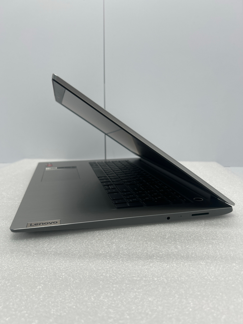 Ноутбук Lenovo IdeaPad 3 17ADA05 (81W20097RU) 17.3"/AMD Ryzen 5 3500U/RAM 8 GB/SSD 256 GB/AMD Radeon Vega 8/1600x900/IPS/Windows 11/Подсветка кл-ры: нет/Серый. Состояние: B1