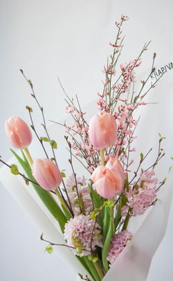 весенний букет с гиацинтами и ветвями берёзы