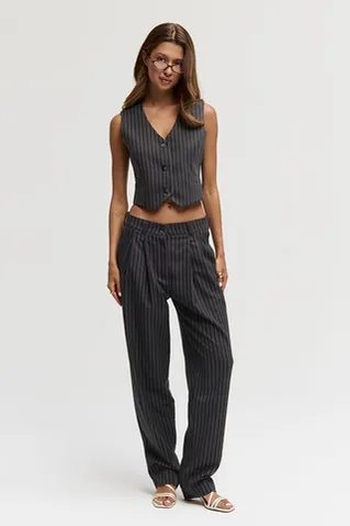 Жилет костюмный в полоску темно-серого цвета