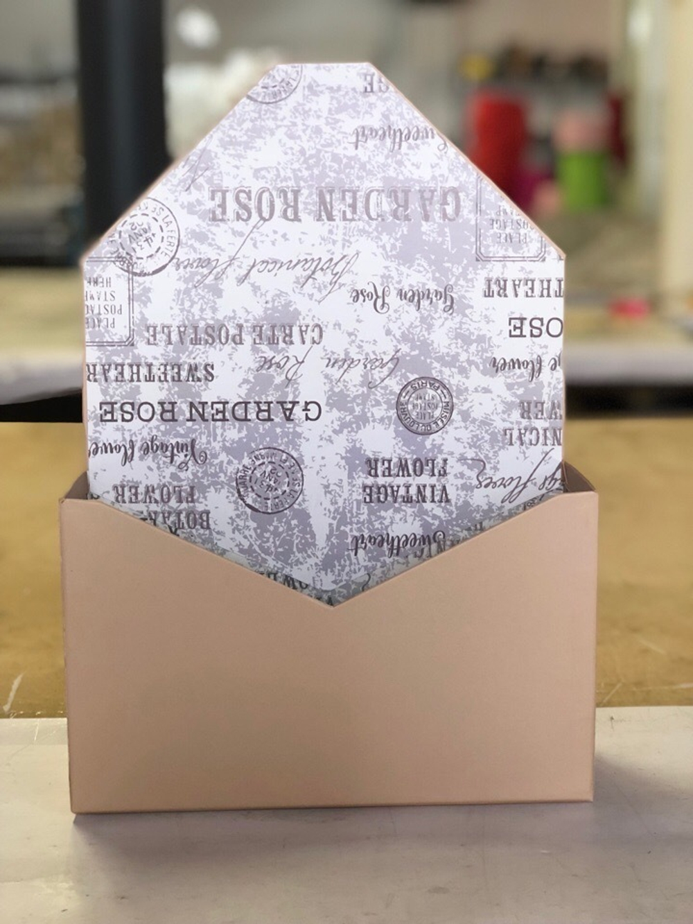 Картонная коробка для цветов в форме конверта . Цвет: Крафт. Розница 400 рублей .