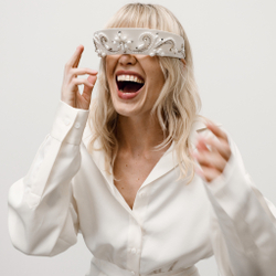 Кокошник M белый с декором из жемчуга и серебристых бусин