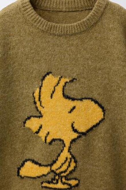 ZARA ТРИКОТАЖНЫЙ ДЖЕМПЕР С SNOOPY PEANUTS™, СВЕТЛО-ОЛИВКОВЫЙ