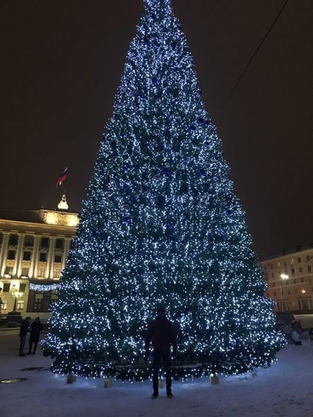 Светодинамическая елка каркасная - встроенная гирлянда: холодный свет - "Уральская" 28 м