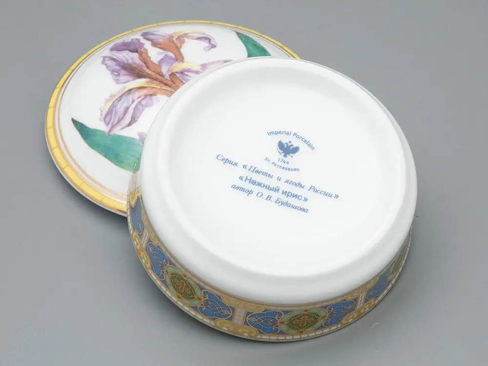 Туалетная коробочка в подарочной упаковке, форма Круглая, рисунок Нежный ирис, арт 81.33189.00.1