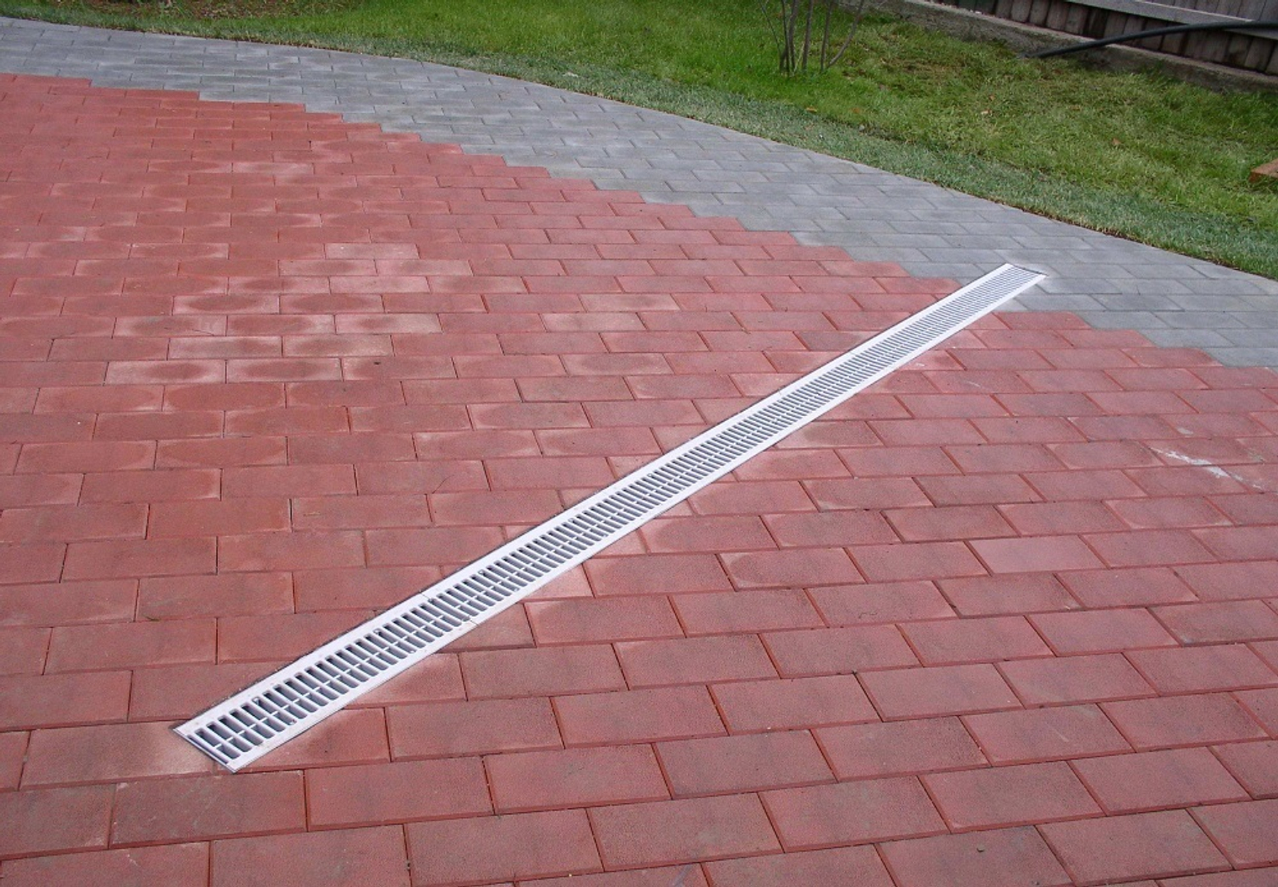 Как прокладывать коммуникации под тротуарной плиткой