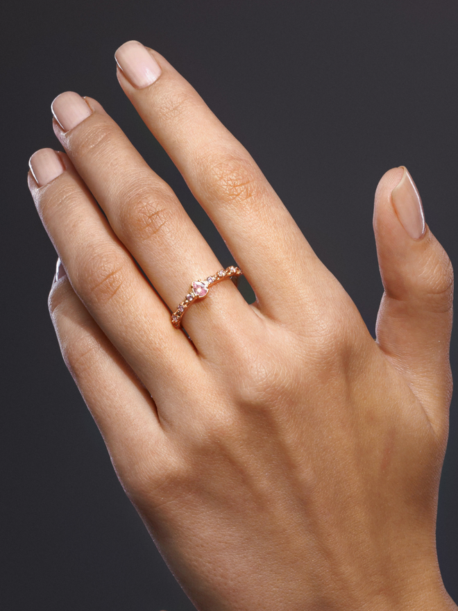 Кольцо из серебра со вставками из розовых фианитов