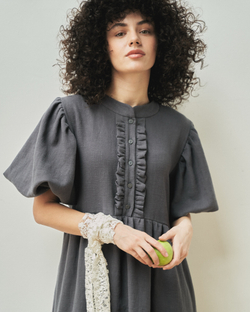 Платье с жабо и рукавами-фонариками из крапивы цвета "Графит"