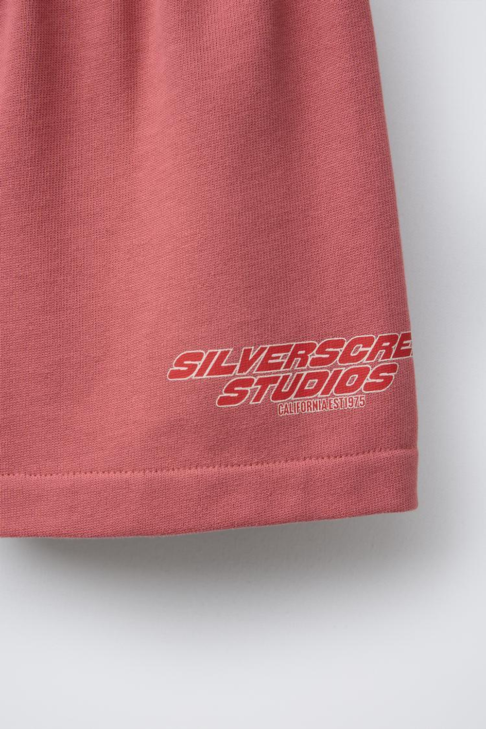 ZARA ШОРТЫ-БЕРМУДЫ ИЗ МЯГКОЙ ТКАНИ С НАШИВКОЙ «БУКВА», КРАСНОВАТЫЙ