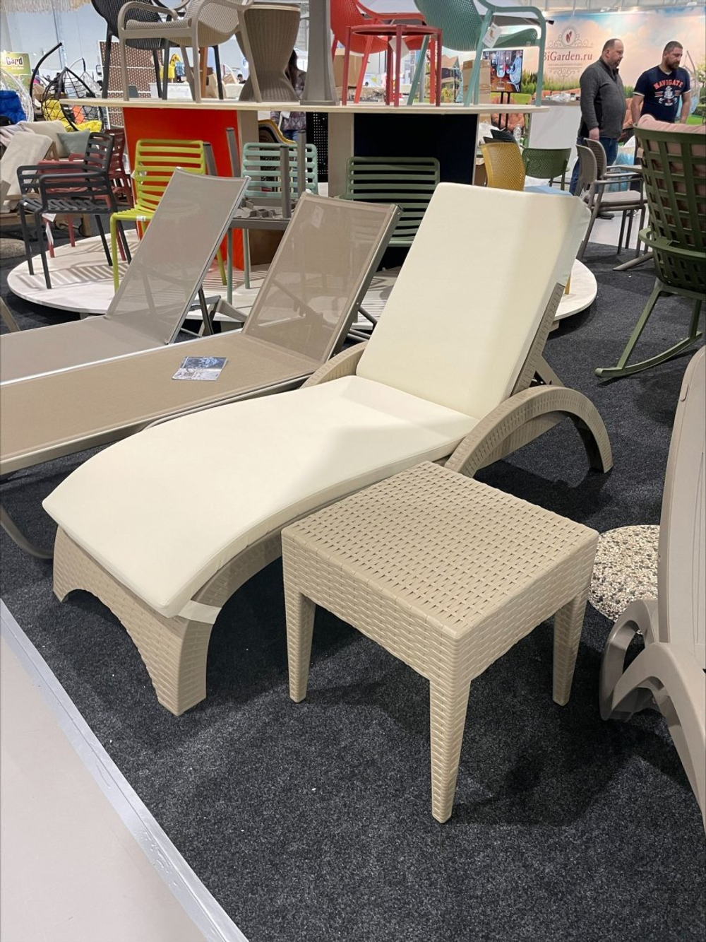 Шезлонг пластиковый с матрасом Siesta Contract GS 1009 (Fiji), бежевый, слоновая кость