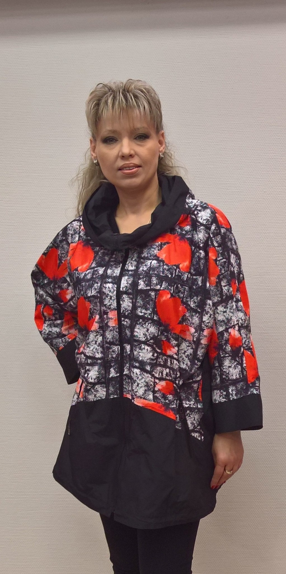 Черная куртка с принтом в виде красных маков