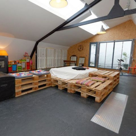 Кровать из поддонов с изголовьем КР23