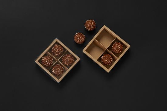 Упаковка с прозрачной крышкой для 4 шоколадных конфет