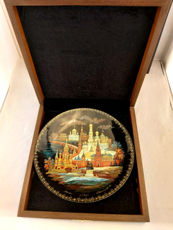 Тарелка "Москва" с росписью (лаковая миниатюрная  живопись) в подарочном футляре