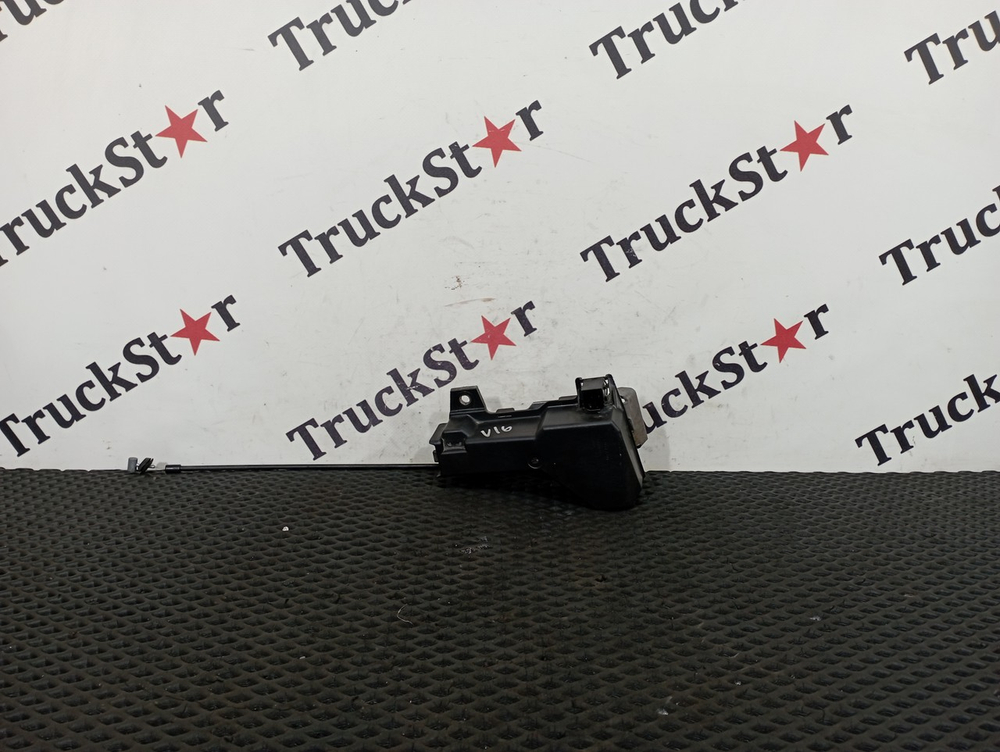 Замок капота