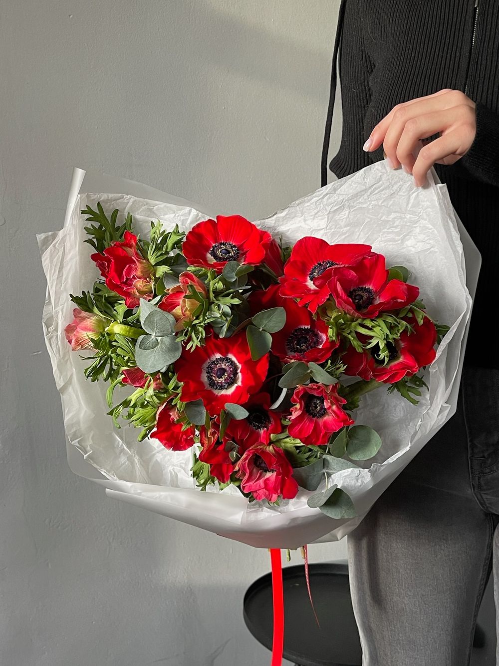 Букет из красных анемонов