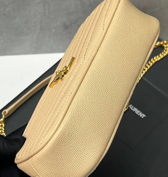 Мини-сумка Saint Laurent Lou из стеганой кожи Grain De Poudre с тиснением бежевый