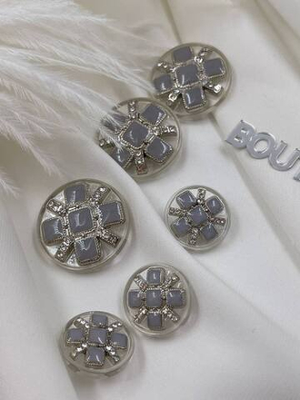Пуговицы серебристые полупрозрачные с серыми квадратными деталями и стразами