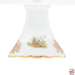 Салатник квадратный на ноге Crown Aristokrat Охота бежевая 32*32 см