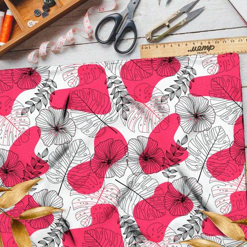 Ткань сатин листья и розовые пятна на белом фоне