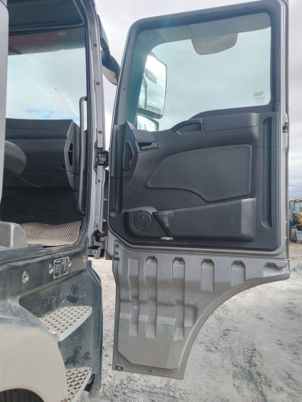 SITRAK C7H 6x4 Седельный тягач ZZ4256V364HE (Дизельный, 12,4 л, 540 л.с., МТ)