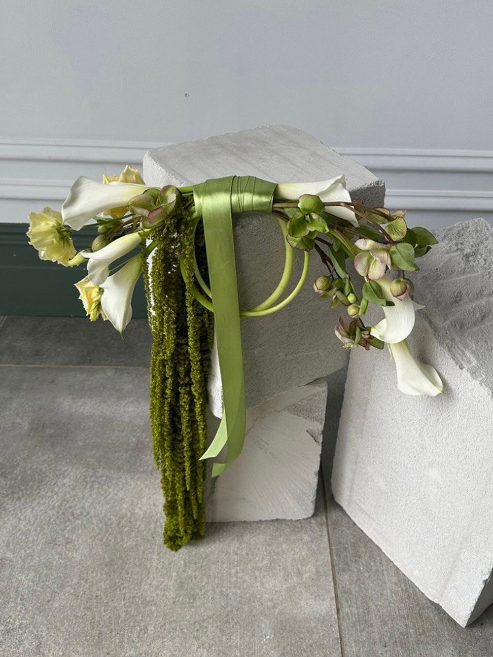 Свадебный букет из белых калл, хелеборуса, лизиантуса и зеленого амаранта