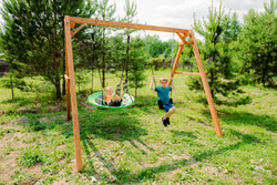 Деревянные качели с гипкими качелями и качелями гнездо Свиби