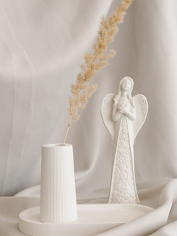 Статуэтка Ангел с цветами и ваза рифлёная на подносе