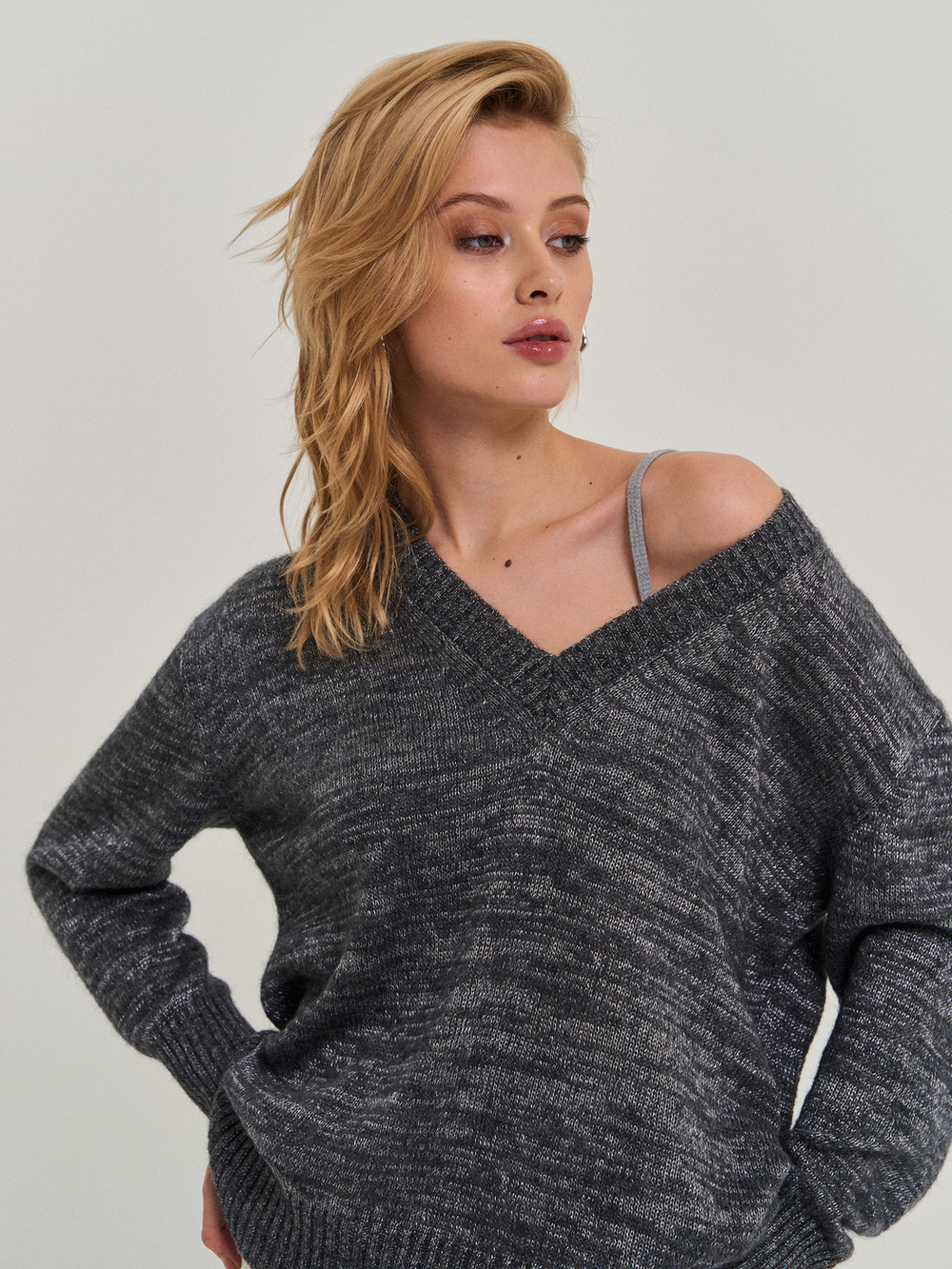 Пуловер серый