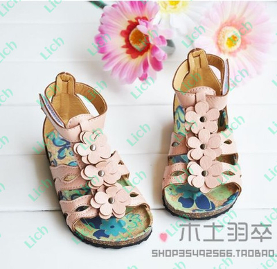 Сандалии с закрытой пяткой и декоративными цветами