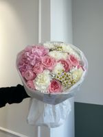 Букет из гортензии, хризантемы, ромашки и диантусов
