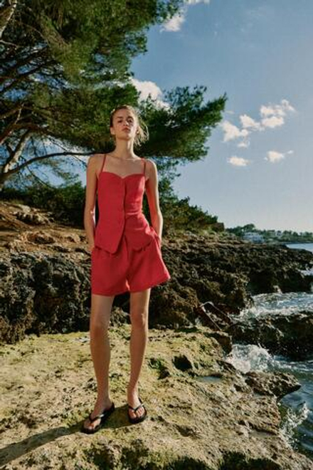 ZARA ШОРТЫ ИЗ ЛЬНА С ЗАЩИПАМИ, КРАСНЫЙ