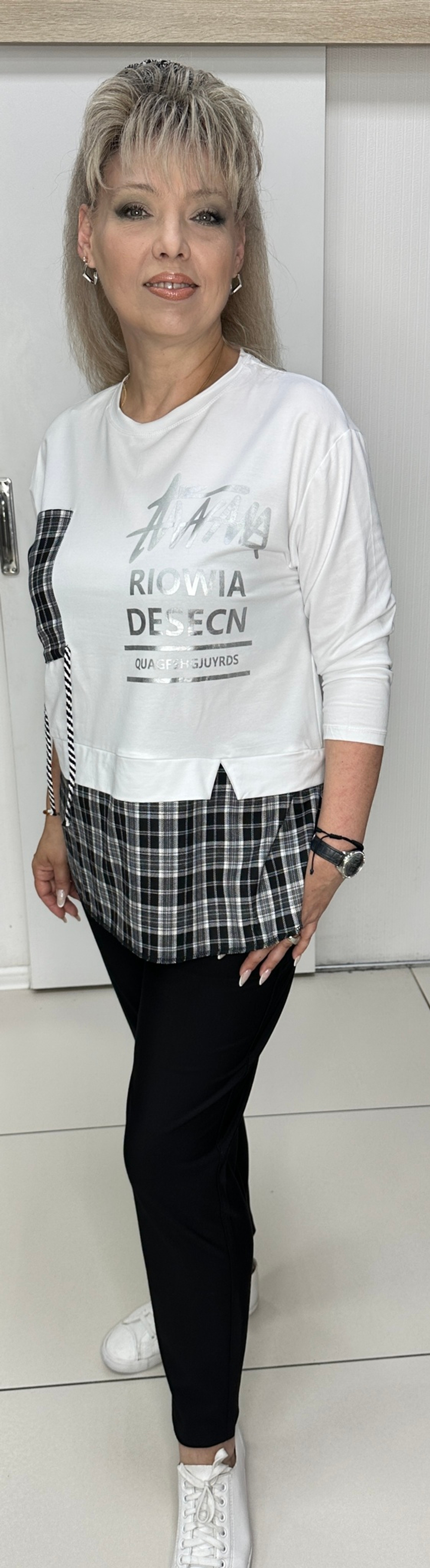 Толстовка-свитшот белая с отделкой в клетку