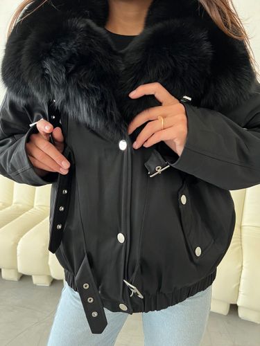 Черная укороченная парка с меховым воротником и фурнитурой