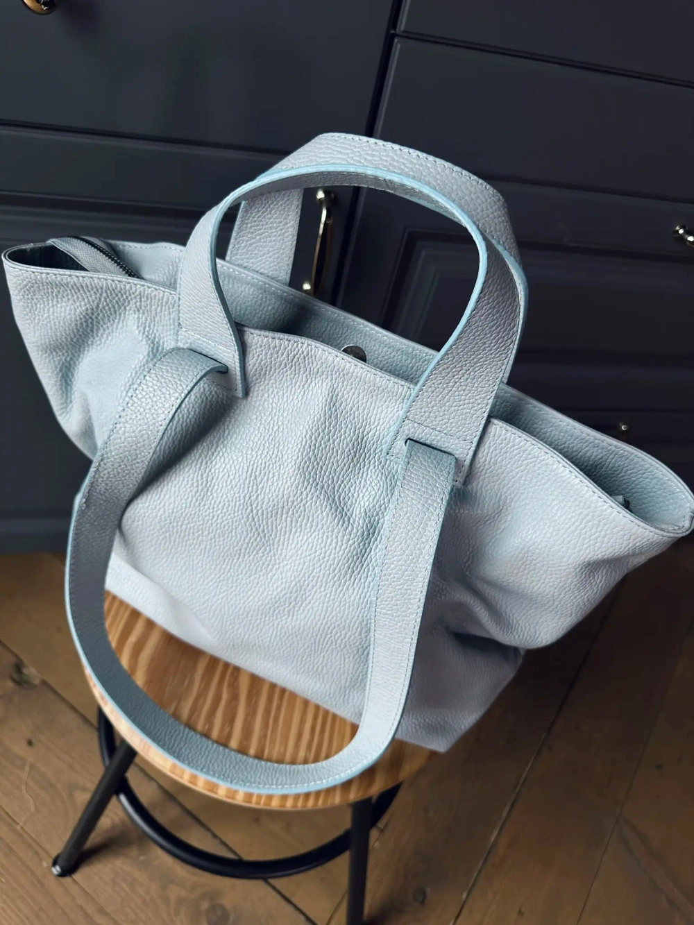 Женская сумка-шоппер из натуральной кожи голубого цвета