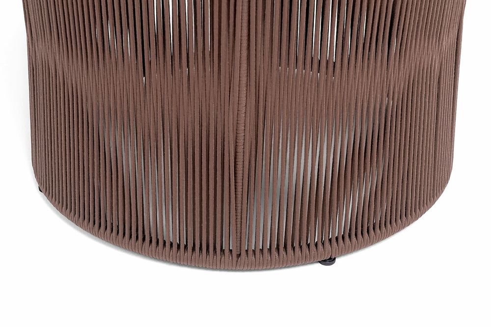 "Авиньон" журнальный стол из HPL круглый Ø70 H55, каркас из алюминия коричневый (RAL8016) муар, цвет "дуб", роуп коричневый круглый