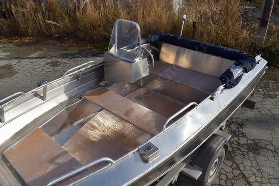 Алюминиевая лодка Алюмакс-435 с консолью