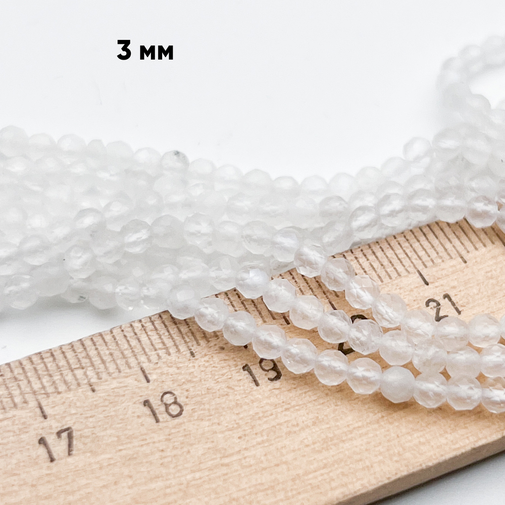 Лунный камень граненый бусины, диаметр около 3,2-3,3 мм, цена за 61-62 шт (1/2 нити)