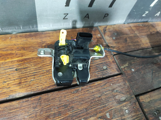 Доводчик крышки багажника Hongqi HS5  Б/У Оригинал 6305010LLG92X