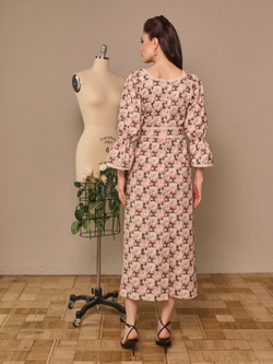 Платье с квадратным вырезом