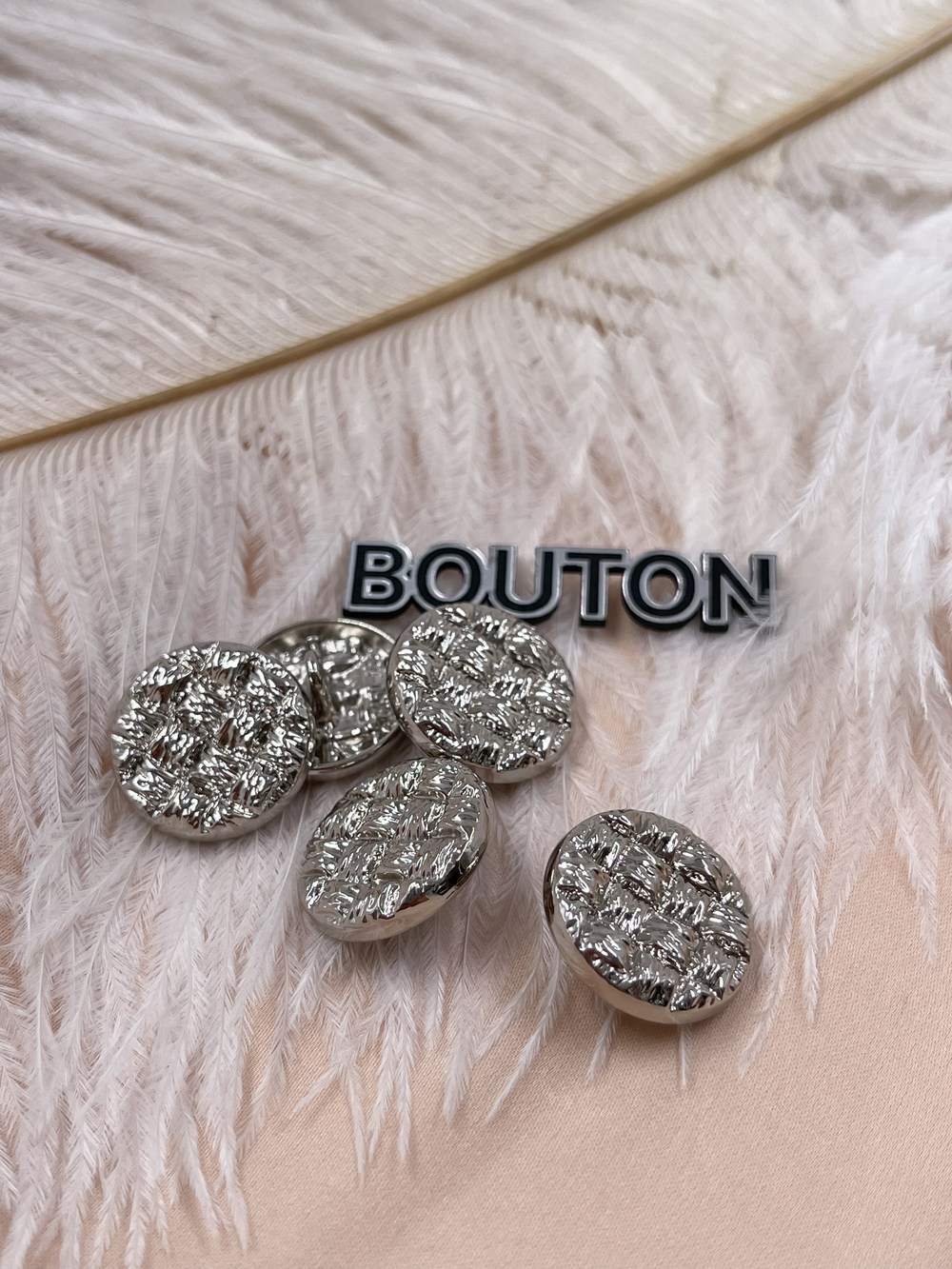 Пуговицы серебристые плоские плетеные